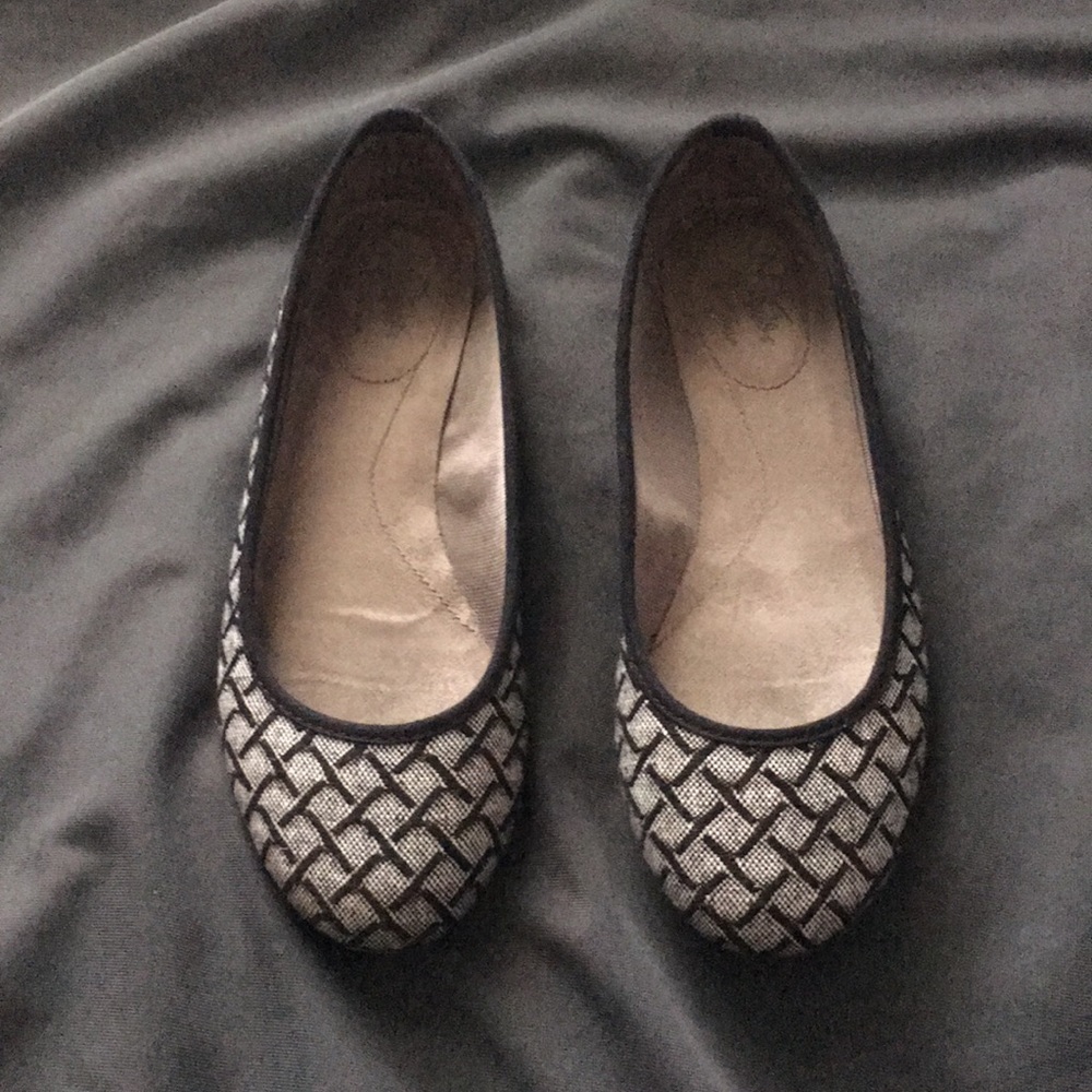 LifeStride B/W Crisscross Flats
